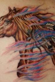 Krásne tetovanie kone a peria šípky