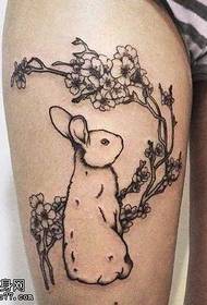 Patrón de tatuaje de conejo y ciruela de pierna