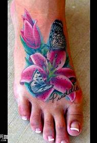 Modello tatuaggio farfalla piede