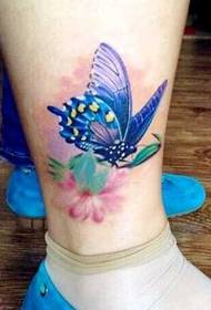 腿上的藍色蝴蝶紋身圖案