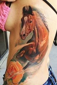 Многу деликатна тетоважа на коњски тотем за личност