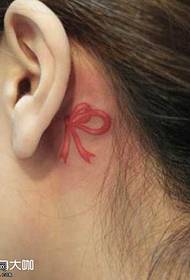 Kepala pola tato kupu-kupu merah kecil