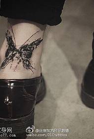 Tatuaggio farfalla inchiostro sulla caviglia