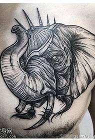 Patrón de tatuaje de elefante en el pecho