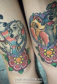 اثنين من تصاميم الوشم الكلب على الساق