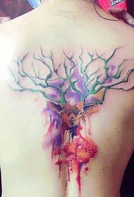 さまざまな背中の水彩鹿のタトゥーのデザイン