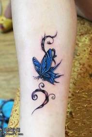 Fint sommerfugl tatoveringsmønster på beina