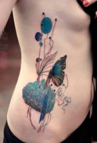 Jenter sidelengs malte kreative geometriske linjer blomster og tatoveringsbilder av sommerfugler