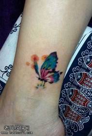 Patrón de tatuaje de mariposa de color de pierna