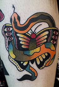 Teleće oslikane uzorkom tetovaže zmija leptira