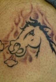 Cavallo selvaggio arrabbiato con motivo tatuaggio fiamma