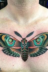 Красиво нарисованная татуировка бабочки на груди