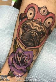 hund rose tatoveringsmønster på læggen