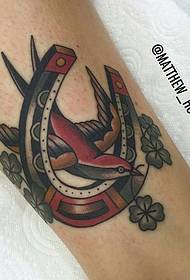 rondine a ferro di cavallo old school e motivo tatuaggio a quattro foglie