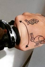 Хлопчики на задній частині чорної простої лінії маленької тварини черепаха та кролик малюнки татуювання