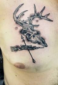 Krūtinės juodos pilkos spalvos kaukolė su šautuvo strėlės tatuiruotės modeliu