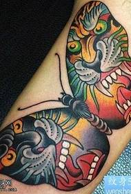 Armfärg fjärils tatuering mönster