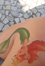 Oyoq rang salonidagi disney mermaid tatuirovkasi
