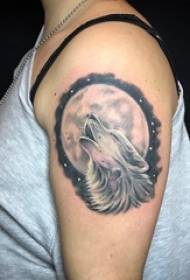 Mnogobrojni savjeti o ubodima crne skice na uzorku tetovaže kreativne osobnosti vučje glave