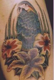 Niebieski wzór tatuażu papugi i kwiatu