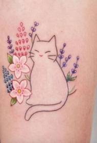 Tüdruku käsivarrega maalitud visand armas kassipoeg ja ilusa lillega tätoveeringu pilt