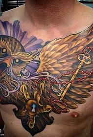 Motivo tatuaggio gufo sul petto