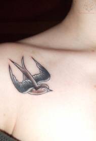 Patró de tatuatge amb clavicula negra grisa