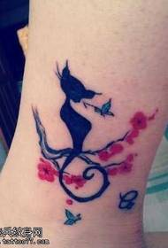 Trendkwụ na-ewu ewu totem cat tattoo tattoo