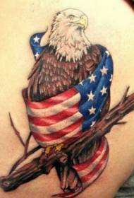 Binalot ni Eagle ang pattern ng tattoo na makabayan ng amerikano