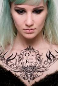 Mergaitė po raktikaulio juodojo eskizo kūrybingo elnio galvos karoliai tatuiruotės paveikslėlis