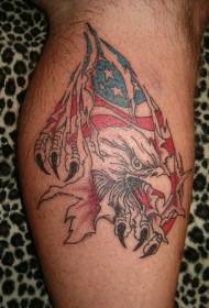Amerikanische Flagge und Adler mit Haut heftigem Tätowierungsmuster