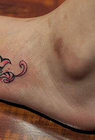 Instep simpatični uzorak tetovaža mačića