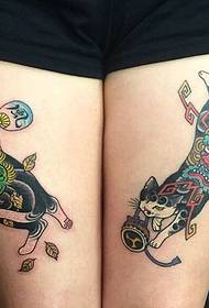 Un bonic patró de tatuatge de totem de gat bonic