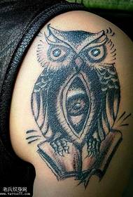 Wzór tatuażu duża sowa