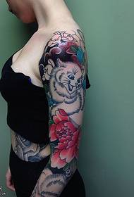 На рамену обојен мачји божур тетоважа узорак