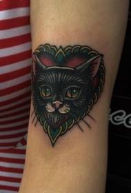 腕黒猫とハートのタトゥーパターン