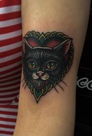 Braccio gatto nero e motivo tatuaggio cuore