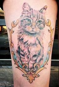 Patrón de tatuaxe de gato lindo nas pernas