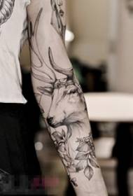 Девојка рака на црно сиво трње растение и мало животно слично тетоважа слика