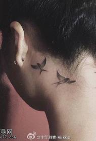 Узорак за тетоважу птица на врату