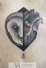 Mussol de color negre d'estil abdomen amb tatuatge de cor