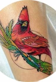 Теленок девочки расписал растениями листья и рисунки татуировок птиц