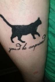 Čierna mačka s tetovaním anglickej abecedy
