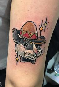 Tatuaggio realistico del gattino sulla caviglia