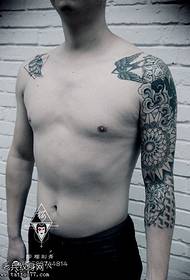 Візерунок татуювання сови Брами на плечі
