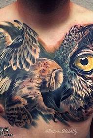 Padrão de tatuagem realista coruja no peito