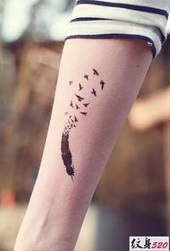 Fermosa pluma máis pequena tatuaxe de paxaro