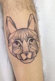 Moksleivio rankos ant juodo pilko eskizo geometrinio elemento kūrybinis katės tatuiruotės raštas