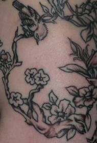 Pola tato hitam dan abu-abu dengan burung dan dahan bunga