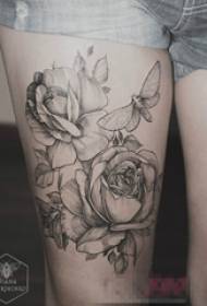 Babae na kulay abo-batik-batik na maliit na hayop at bulaklak na larawan sa tattoo sa hita
